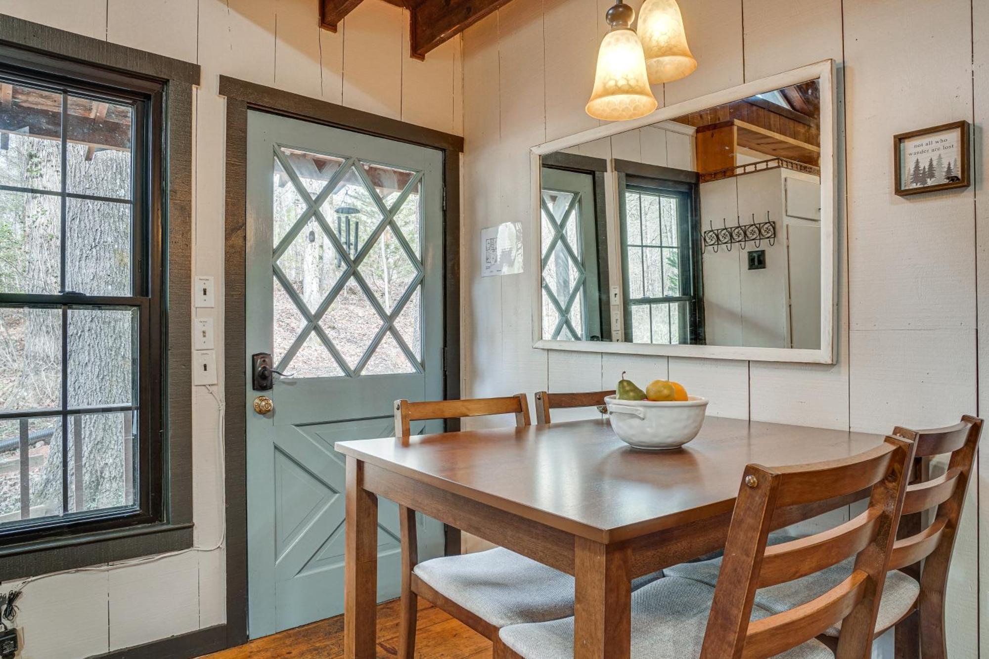 Charming Cabin With Fire Pit And Decks About 7 Mi To Helen Sautee Nacoochee Exterior foto