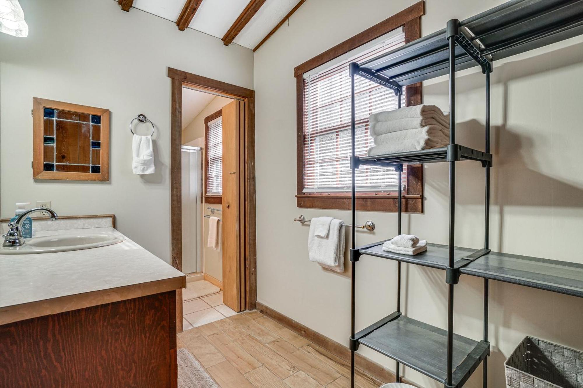 Charming Cabin With Fire Pit And Decks About 7 Mi To Helen Sautee Nacoochee Exterior foto
